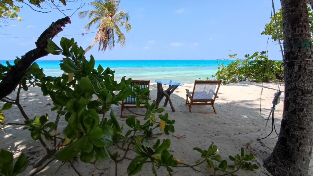 posezení na pláži s výhledem na oceán na ostrově Dhigurah