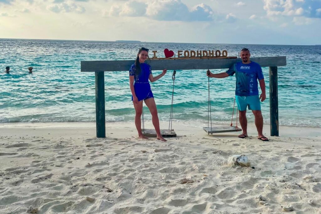 Svatba a potápění na ostrově Fodhdhoo - naši klienti na pláži ostrova Fodhdhoo Maledivy