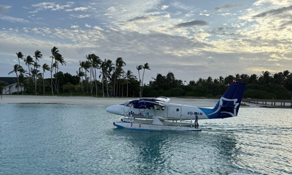 hydroplán u resortu na Maledivách