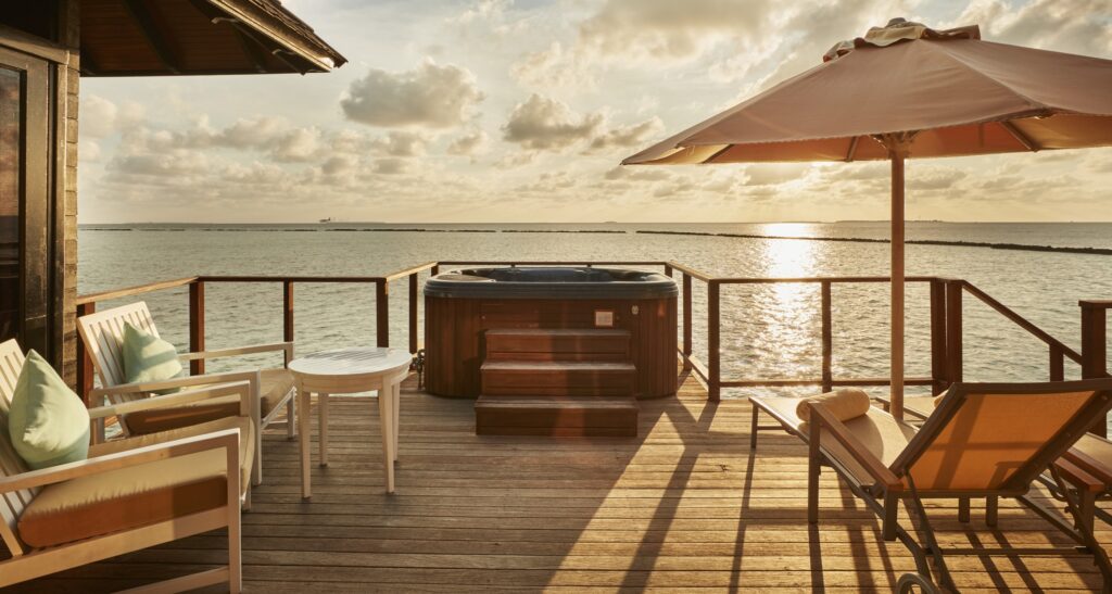 terasa vodní vily s vířivkou v resortu Iru Fushi Maledivy