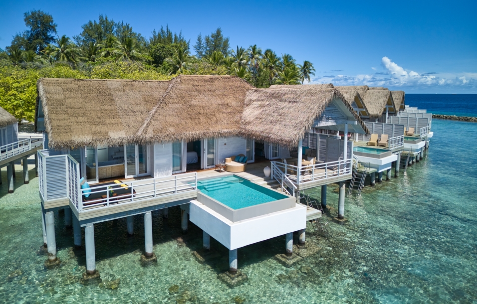 vodní vily s bazénem v resortu na Maledivách
