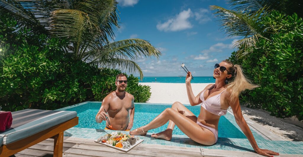 pár u bazénu na Maledivách