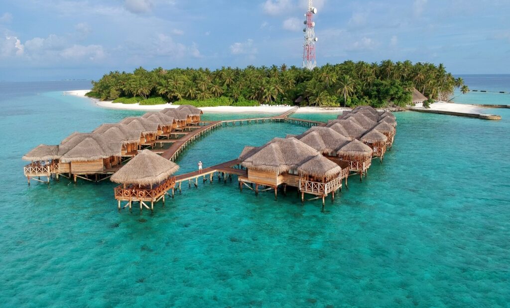 ostrov na Maledivách a vodní vily