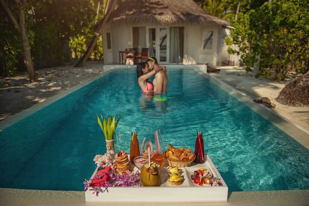 pár bazénu a plovoucí snídaně