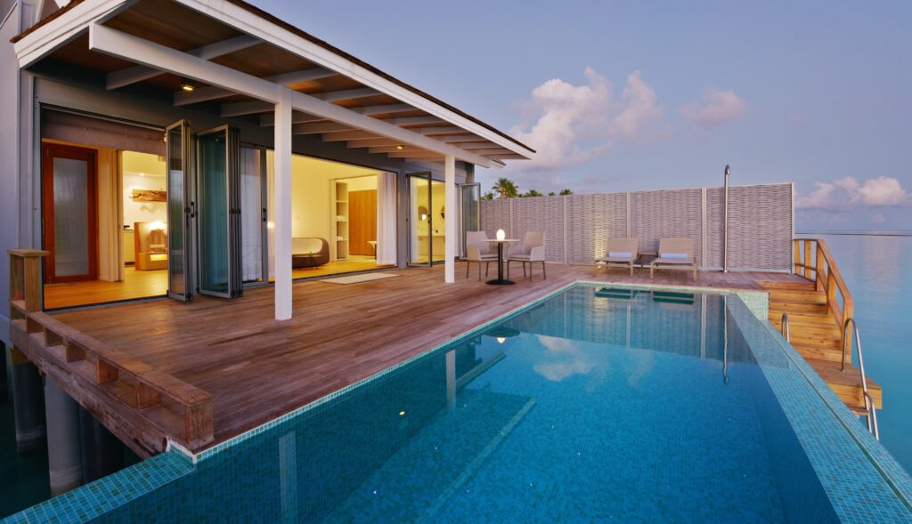 vodní vila s privátním bazénem v resortu Kuramathi na Maledivách