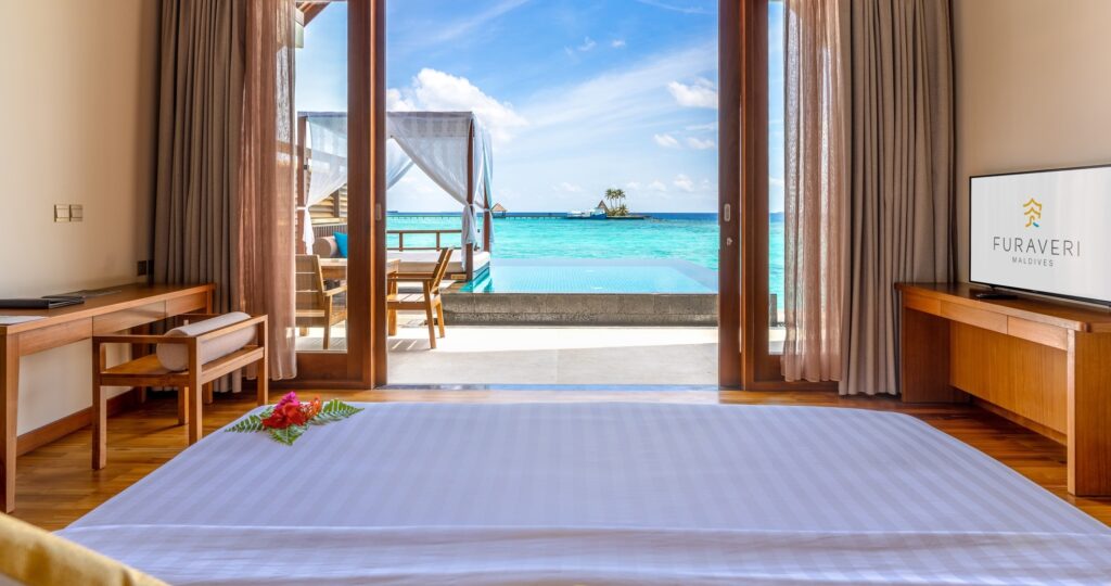 výhled z vodní vily v resortu Furaveri