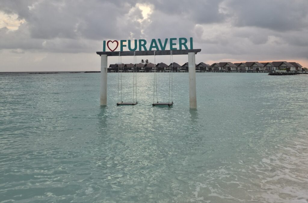 Houpačka v oceánu s nápisem I Love Furaveri