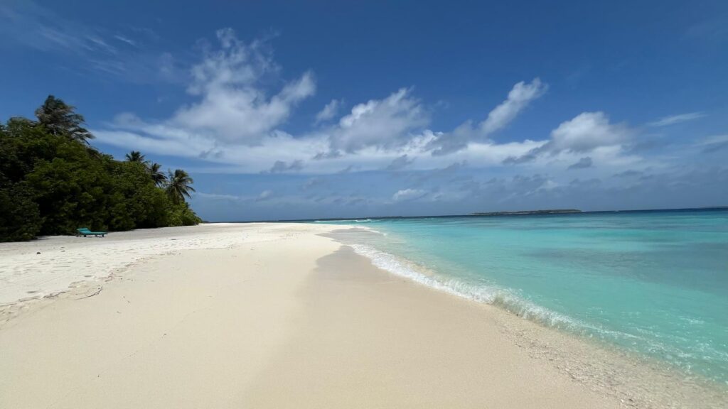 splnění snu Maledivy - dokonalá pláž v resortu Furaveri na Maledivách