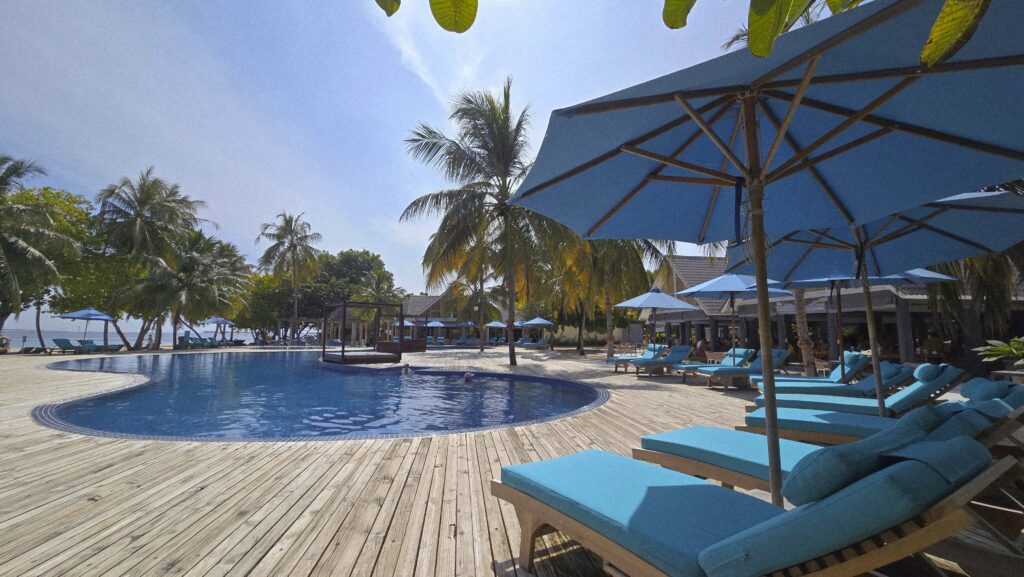 bazén s lehátky v resortu Furaveri