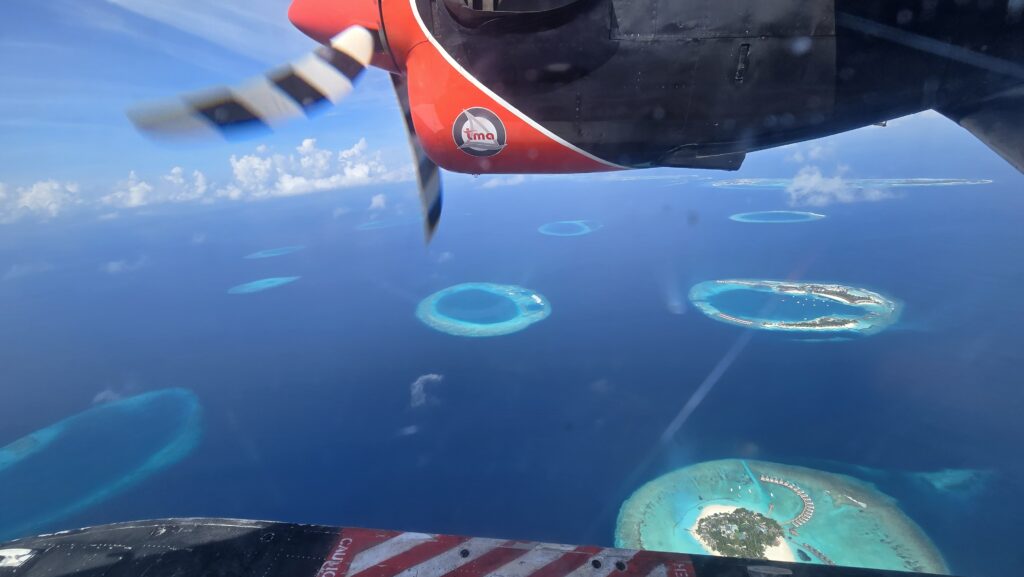 let hydroplánem do resortu na Maledivách