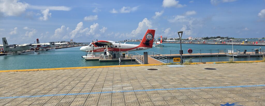 hydroplán zaparkovaný na letišti v Male