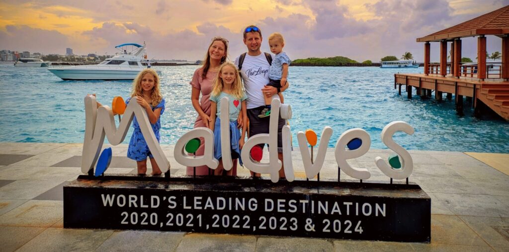 rodina našich klientů po přistání na letišti Male na Mledivách