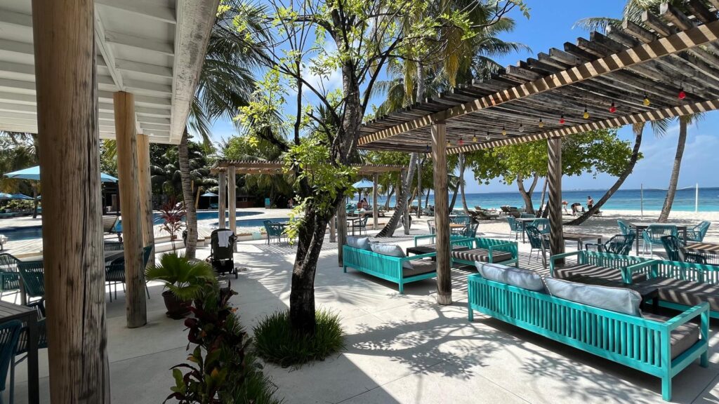 posezení a bazén v resortu Furaveri